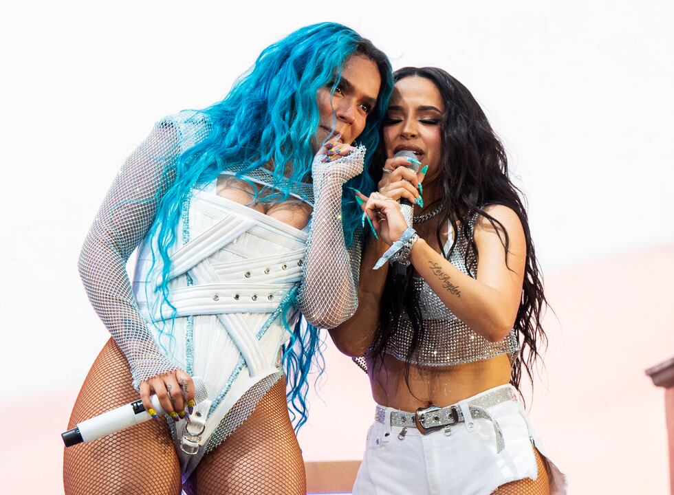 ARCHIVO - Karol G, izquierda, y Becky G en el Festival de Música y Arte de Coachella en Indio,...