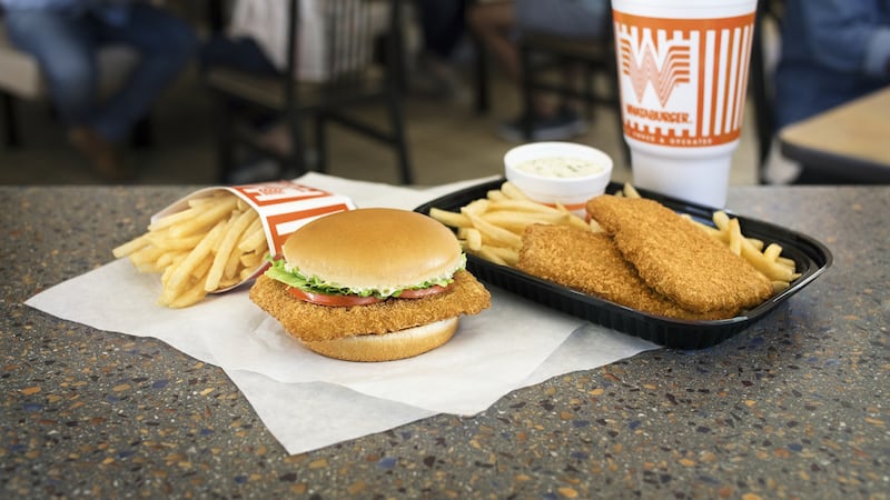 El sándwich de pescado clásico y el plato de cena están de regreso por tiempo limitado