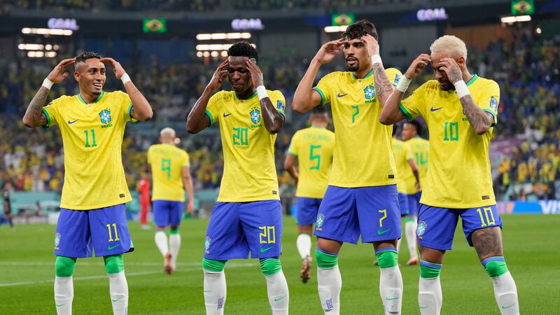 Vinicius Junior (segundo a la izquierda) celebra tras anotar el segundo gol de Brasil ante...