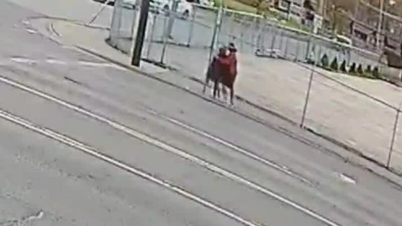 Una adolescente escapa de un presunto intento de secuestro en la parada de autobús de Akron,...