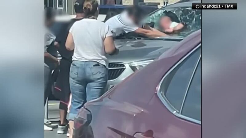 Un padre en Texas rompió el parabrisas de su vehículo para salvar a su bebé encerrado en el...