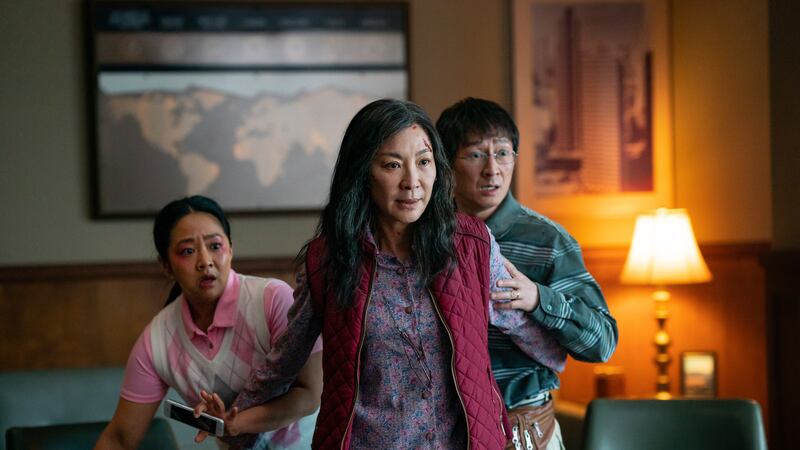 En esta imagen proporcionada por A24, de izquierda a derecha, Stephanie Hsu, Michelle Yeoh y...