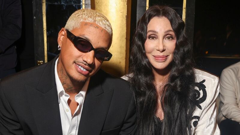 Alexander Edwards y Cher asisten a la colección de moda femenina Primavera/Verano 2024 de...