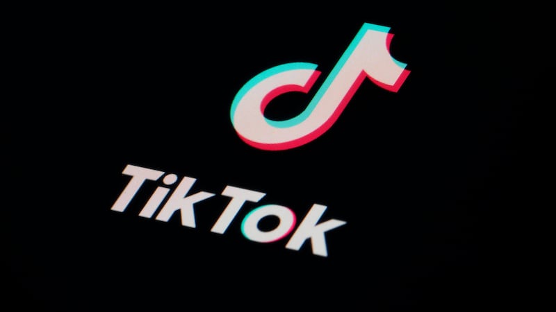 ARCHIVO: el ícono de la aplicación TikTok para compartir videos se ve en un teléfono...