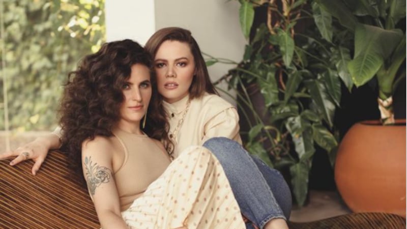 Joy Huerta y su esposa Diana Atri