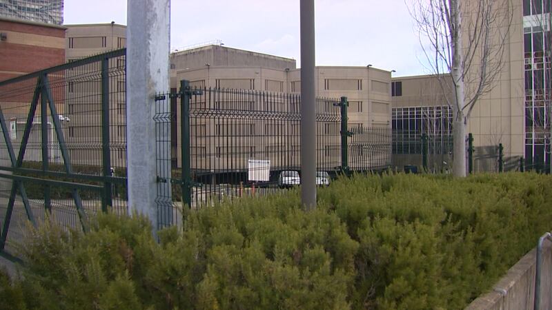 La mujer fue detenida en su domicilio el viernes e ingresó en una sala de presión negativa de...