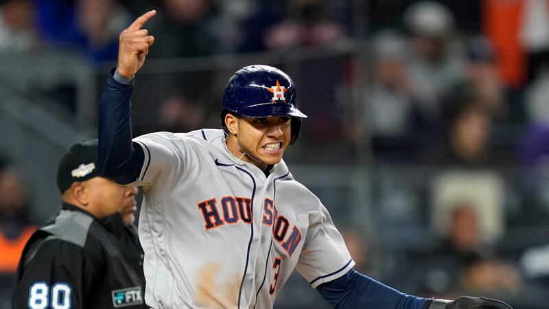 Jeremy Pena (3), de los Astros de Houston, reacciona después de anotar con un hit de Alex...