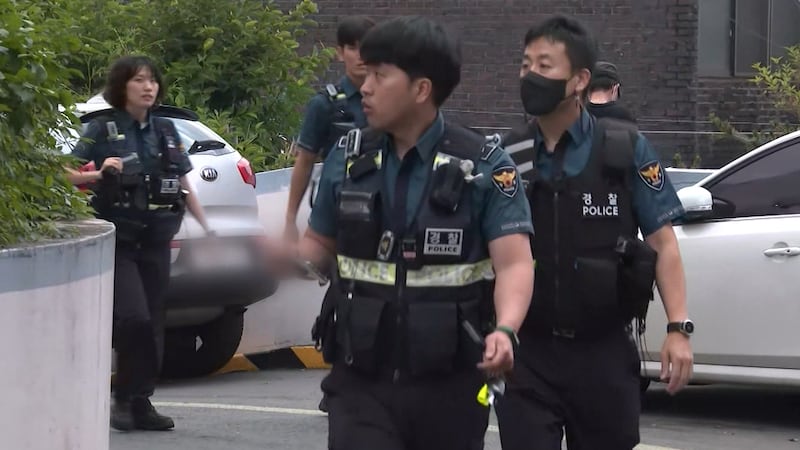 La policía de Corea del Sur registró una vivienda el jueves. Según las autoridades, una mujer...